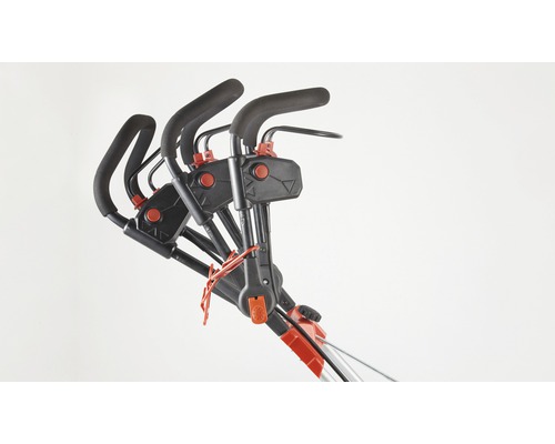 Detailansicht der Griffe eines Rasenmähers