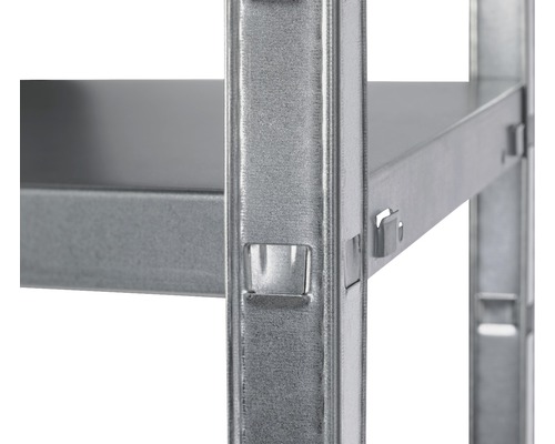Detailansicht eines Metallregals mit Regalböden