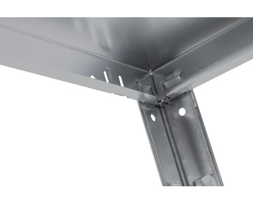Detailansicht eines Metallregals mit Stecksystem