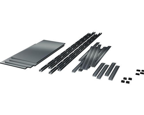 Einzelteile eines Regalsystems, bestehend aus Fachböden, Trägern und Verbindungselementen