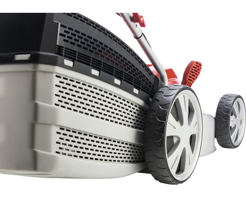 Detailaufnahme eines Rasenmähers mit Fangkorb und Rädern