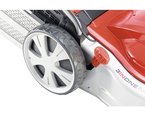 Detailansicht eines Rasenmähers mit Rad und Höhenverstellung