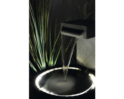 Gartenbrunnen mit Wasserfall und Beleuchtung