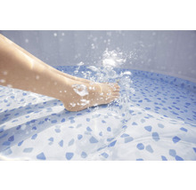 Füße im Pool mit Wasserspritzer