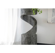 Dekorativer Zimmerbrunnen in Spiralform mit Pflanze