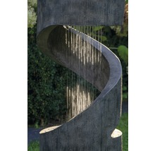 Gartenbrunnen in Spiralform mit Wasser