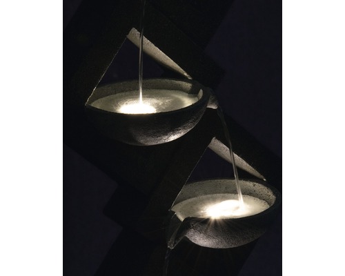 Dekorativer Zimmerbrunnen mit Wasserschalen und Beleuchtung