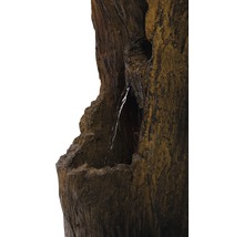 Detailansicht eines dekorativen Zierbrunnens mit Wasserfall