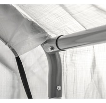 Detailansicht eines Unterstandes mit Metallrahmen und Abdeckplane