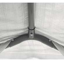 Detailansicht des Metallgestells eines Zeltes mit Plane