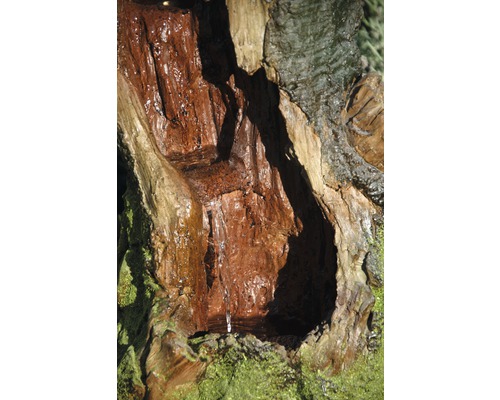 Dekorative Baumstamm-Brunnenattrappe mit fließendem Wasser