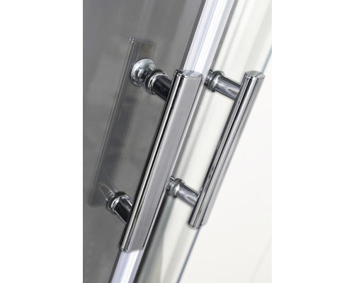 Detailansicht eines Duschkabinentürgriffs aus Metall