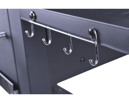 Detailansicht einer Grillstation mit Hakenleiste zur Aufbewahrung von Grillzubehör