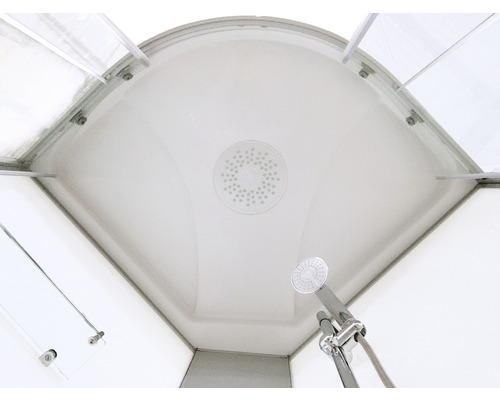 Innenansicht einer Duschkabine mit Duschkopf und Ablauf