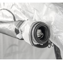 Detailaufnahme einer aufgerollten Growbox-Tür mit Reißverschluss