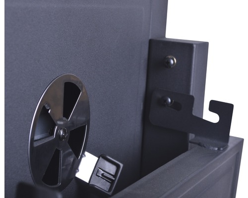 Detailansicht eines Ofens mit Luftregler und Halterung