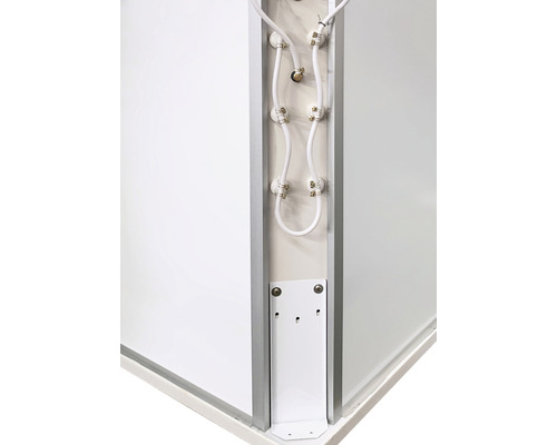 Detailaufnahme einer Duschkabine mit Wasserleitungen