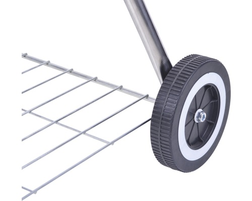 Detailaufnahme eines Grillwagens mit einem Rad und einem Drahtgitterregal.