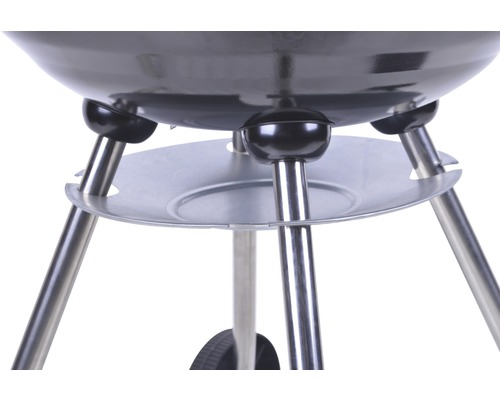 Detailansicht eines Kugelgrills mit Ablagefläche