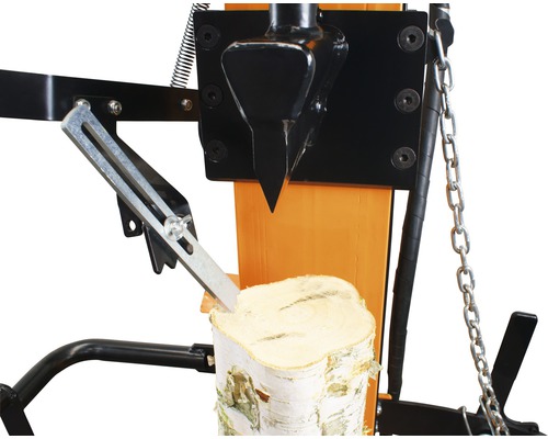 Detailansicht eines Holzspalters beim Spalten eines Holzscheits