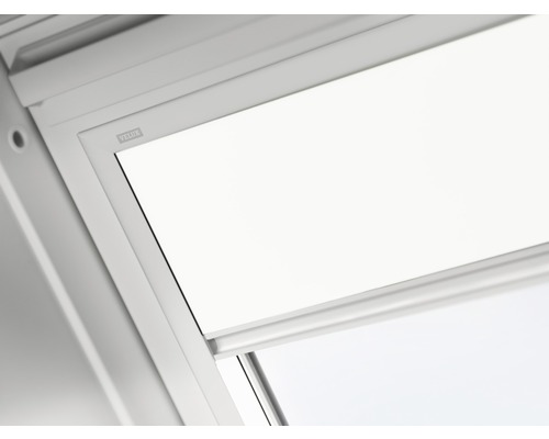 Velux Logo am Dachfenster-Rollo