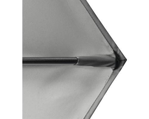 Detailansicht einer Ecke eines Sonnenschirms mit Stoffbespannung und Metallgestell