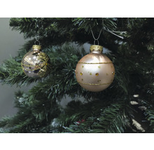 Dekorierte Christbaumkugeln hängen an einem Weihnachtsbaum