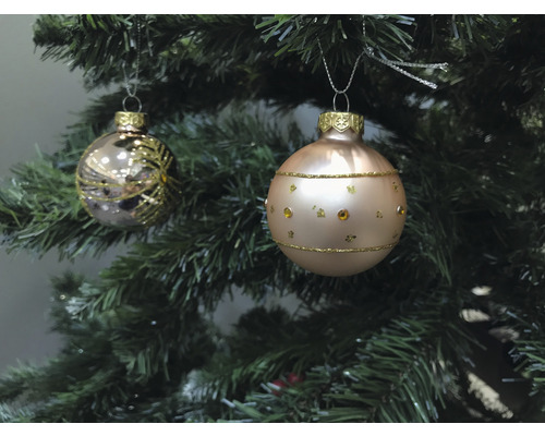 Dekorierte Christbaumkugeln hängen an einem Weihnachtsbaum