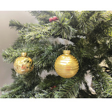 Zwei Christbaumkugeln mit Dekor am Weihnachtsbaum