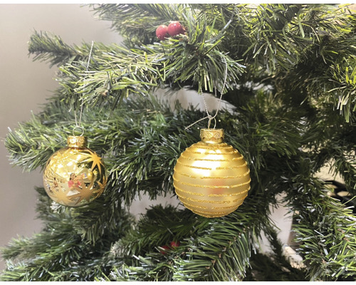 Zwei Christbaumkugeln mit Dekor am Weihnachtsbaum