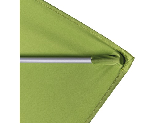 Detailaufnahme eines Sonnenschirms mit Metallstange
