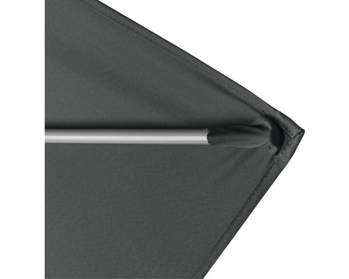 Detailansicht eines Sonnenschirms mit Stoffbespannung und Metallstrebe