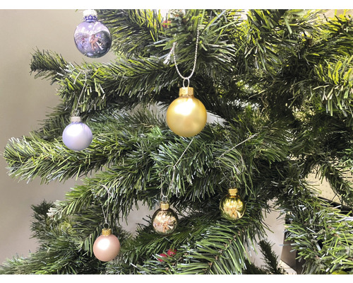 Weihnachtsbaum geschmückt mit Christbaumkugeln