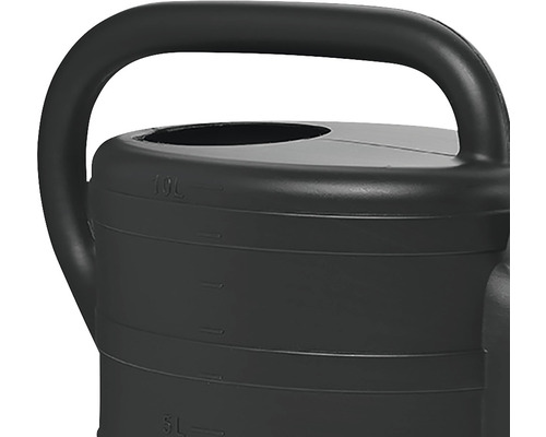Detailansicht einer schwarzen Gießkanne aus Kunststoff mit einem Fassungsvermögen von 10 Litern