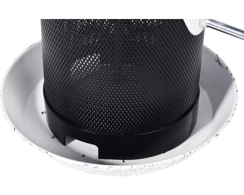 Detailansicht eines Holzkohlegrills mit Auffangschale