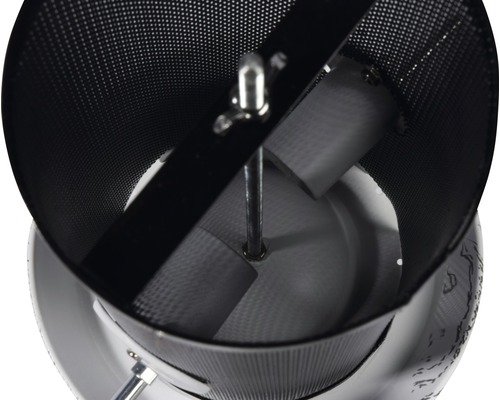 Innenansicht eines Windrads mit Netzgitter und Rotorblättern