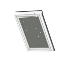 Dachfenster mit Verdunkelungsrollo und Sternenmuster