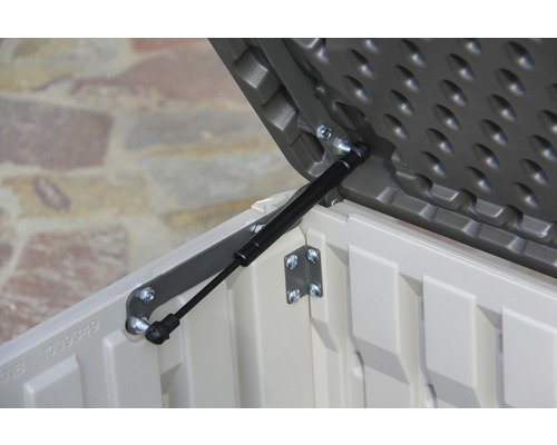 Detailansicht einer geöffneten Gartenbox mit Gasdruckfeder