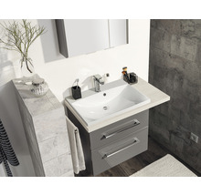 Badezimmer mit Waschbeckenunterschrank, Aufsatzwaschbecken und Armatur