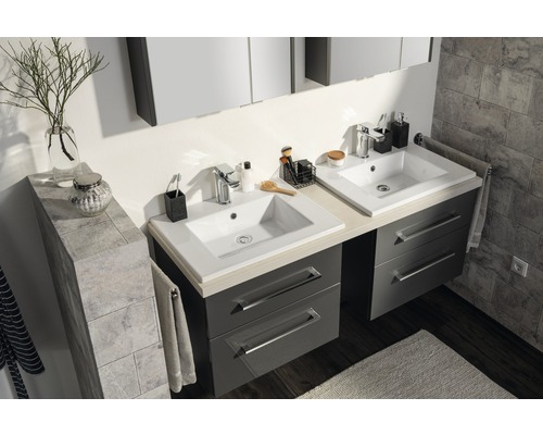 Badezimmer mit zwei Waschbecken, Waschtischunterschränken und Spiegel