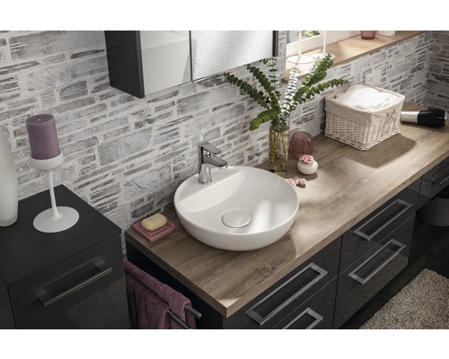 Modernes Badezimmer mit Waschbecken, Waschtisch und Spiegel