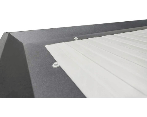 Detailansicht eines Metalldachs mit Befestigungselementen