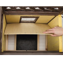 Detailansicht eines Vogelhauses mit Holzverkleidung und Öffnungsmechanismus.