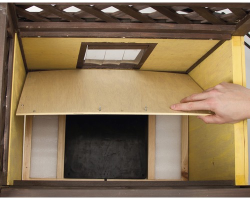 Detailansicht eines Vogelhauses mit Holzverkleidung und Öffnungsmechanismus.