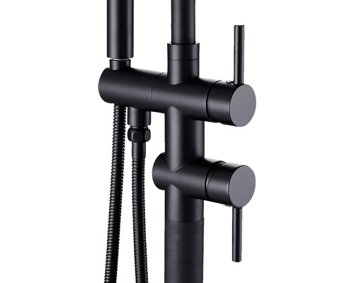 Detail einer schwarzen Badewannenarmatur mit Handbrause