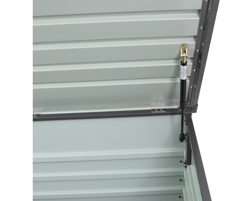 Innenansicht einer geöffneten Gartenbox mit Gasdruckfeder