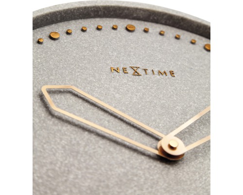 Nahaufnahme einer Nextime Wanduhr mit Betonoptik und goldenen Zeigern