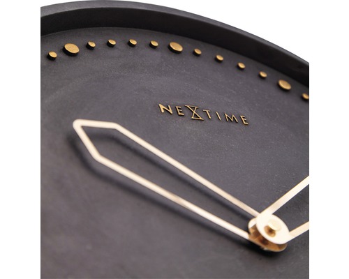 Nahaufnahme einer Nextime Wanduhr mit Zeitanzeige