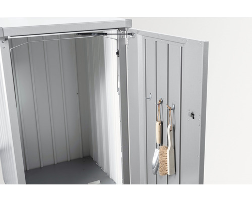 Offener Geräteschrank aus Metall mit Gartengeräten an der Innenseite der Tür