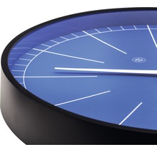 Wanduhr mit blauem Zifferblatt und schwarzem Rahmen